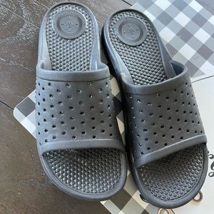 Kids size 4/5 slides. Never worn